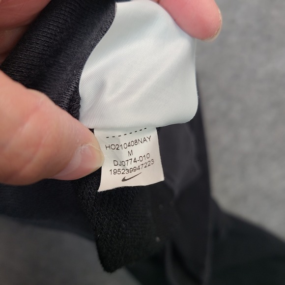 Nike‎ Crop Sweatshirt Womens Medium Black Center Solo Fuzzy Swoosh Crew Neck - Picture 9 of 9